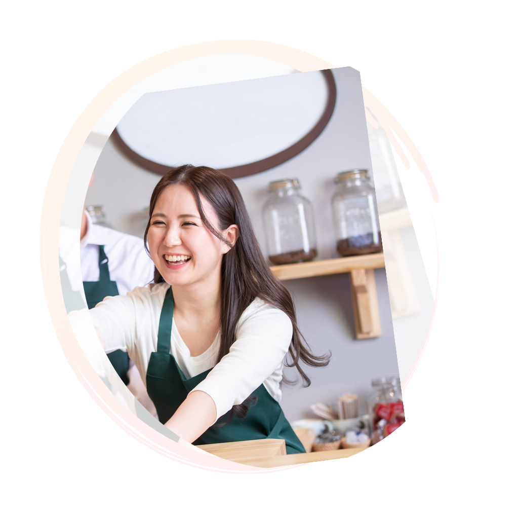 笑顔で接客する店舗スタッフ